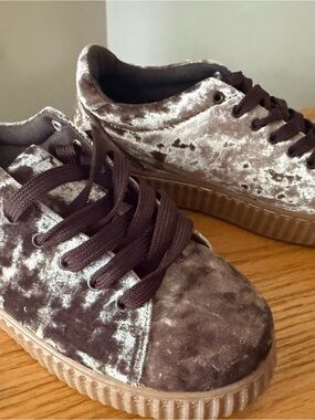 Qupid Brown Crushed velvet Platform Sneakers. Y2K Lace up Gum sole Woman’s size8